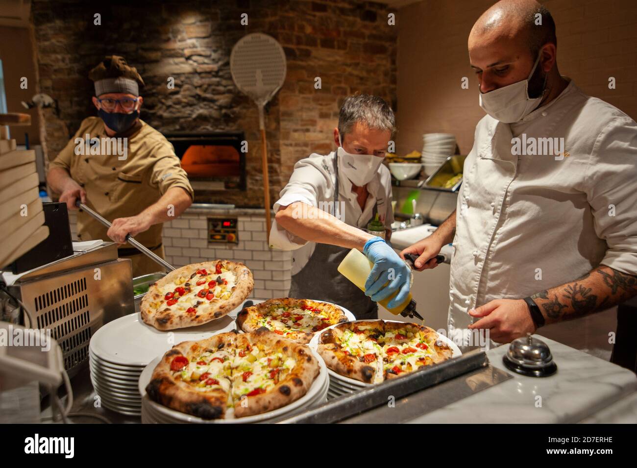 Frisch gebackene Pizza, fertig zum Servieren. Stockfoto