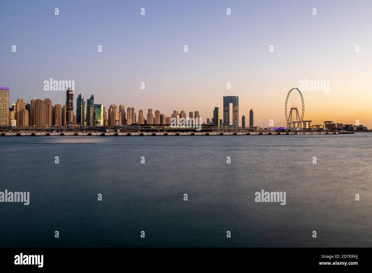Blick auf EINE Jumeirah Beach Residence und Blue Waters während der Sonnenuntergangszeit. Aufgenommen aus Palm Jumeirah, einer künstlichen Insel. Das höchste Riesenrad, Ain Dubai Stockfoto