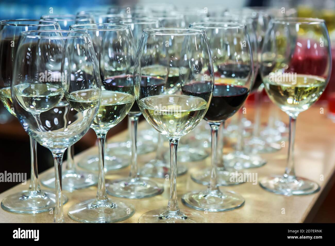 Viele Gläser mit Champagner und Rotwein. Nahaufnahme Stockfoto