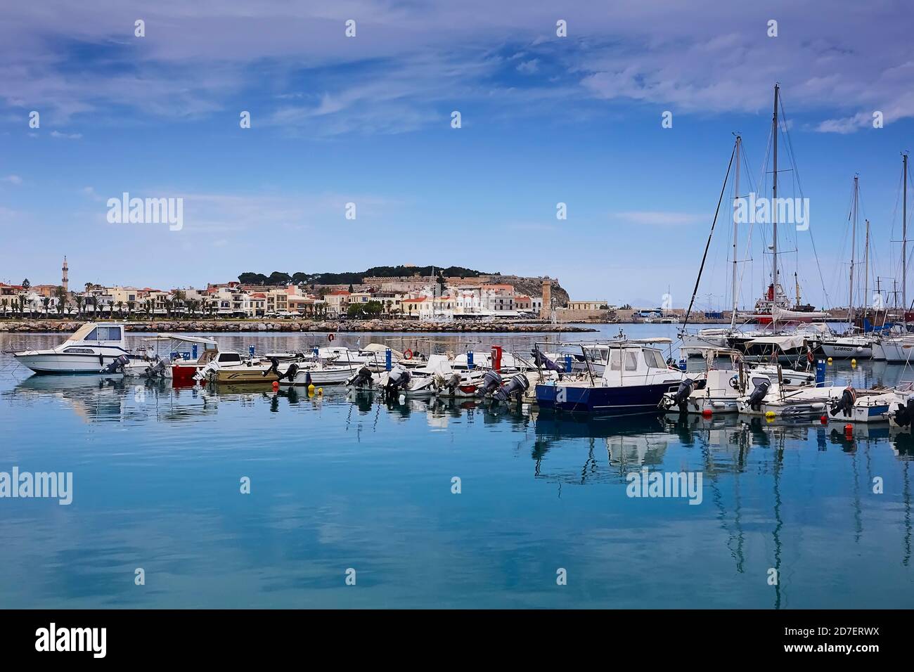 RETHYMNO, DIE INSEL KRETA, GRIECHENLAND - 30. MAI 2019: Wunderschöne Yachten im Hafen von Rethymno, der Insel Kreta, Griechenland. Stockfoto