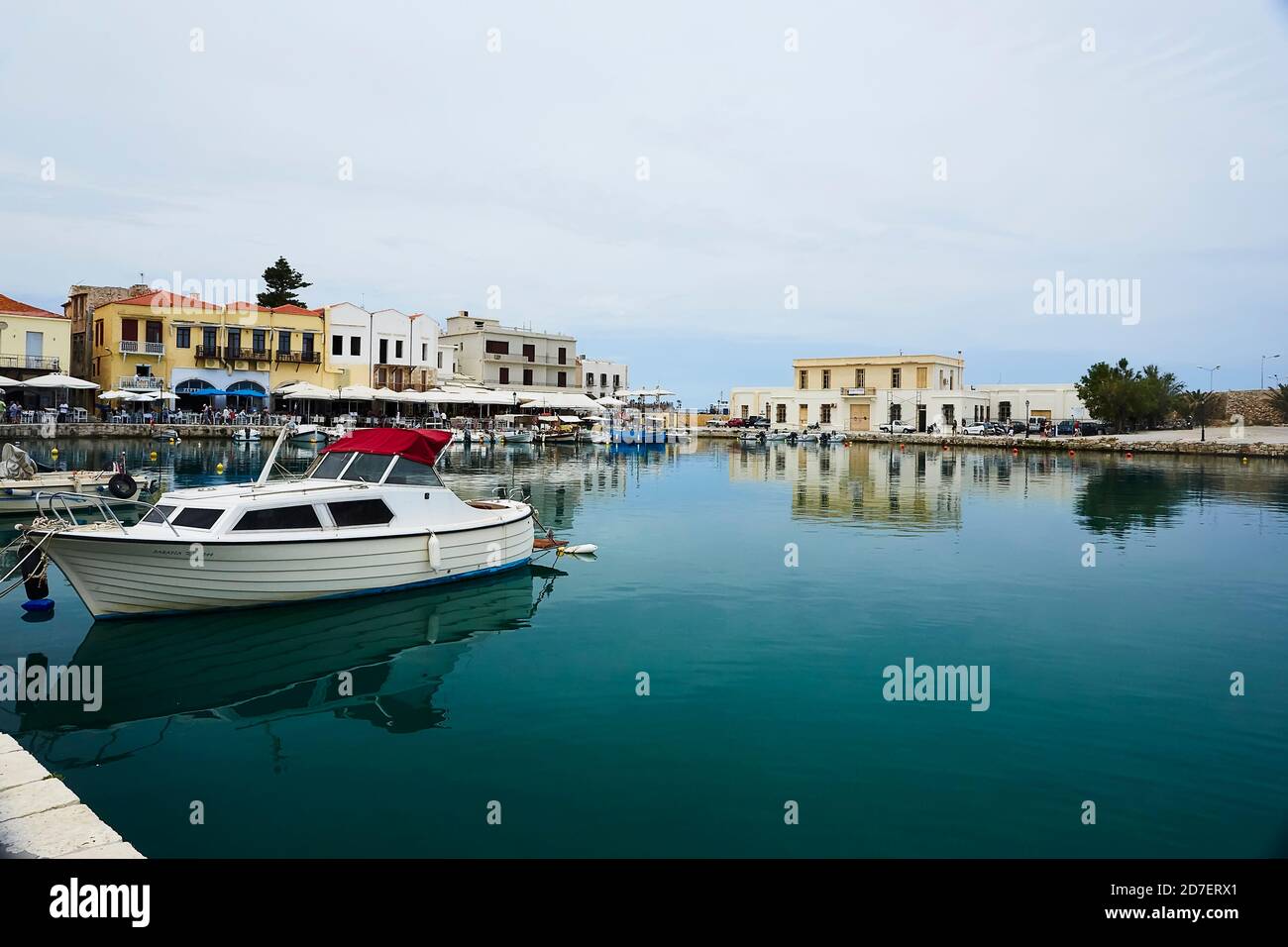 RETHYMNO, GRIECHENLAND - 30. MAI 2019: Blick auf den Hafen von Rethymno, die Insel Kreta, Griechenland. Die Stadt ist berühmt für ihre venezianische Architektur und Schönheit Stockfoto