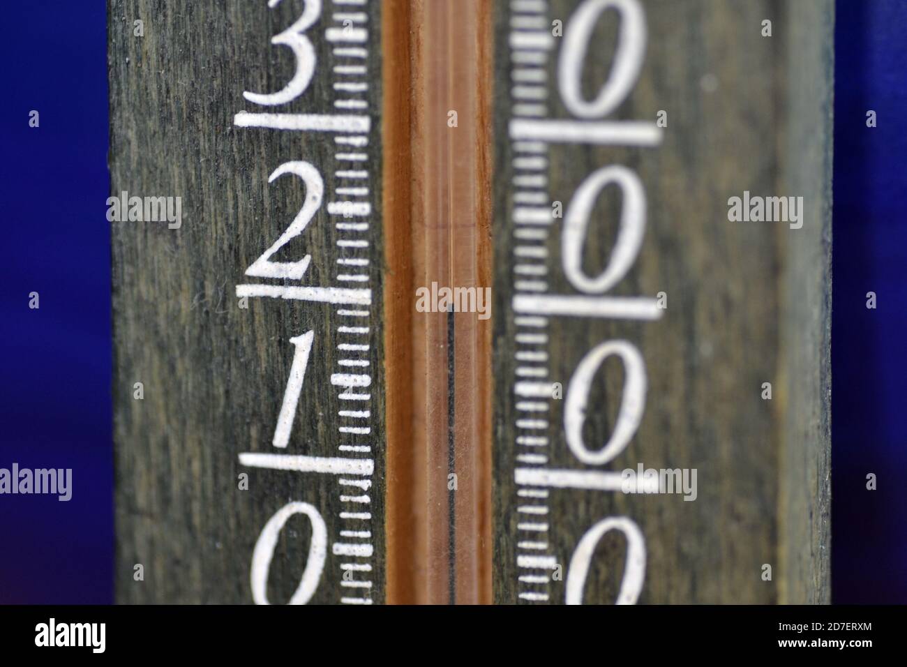 Thermometer zeigt 20 Grad Celsius an Stockfoto