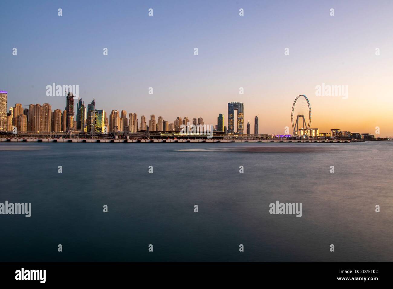 Blick auf EINE Jumeirah Beach Residence und Blue Waters während der Sonnenuntergangszeit. Aufgenommen aus Palm Jumeirah, einer künstlichen Insel. Das höchste Riesenrad, Ain Dubai Stockfoto