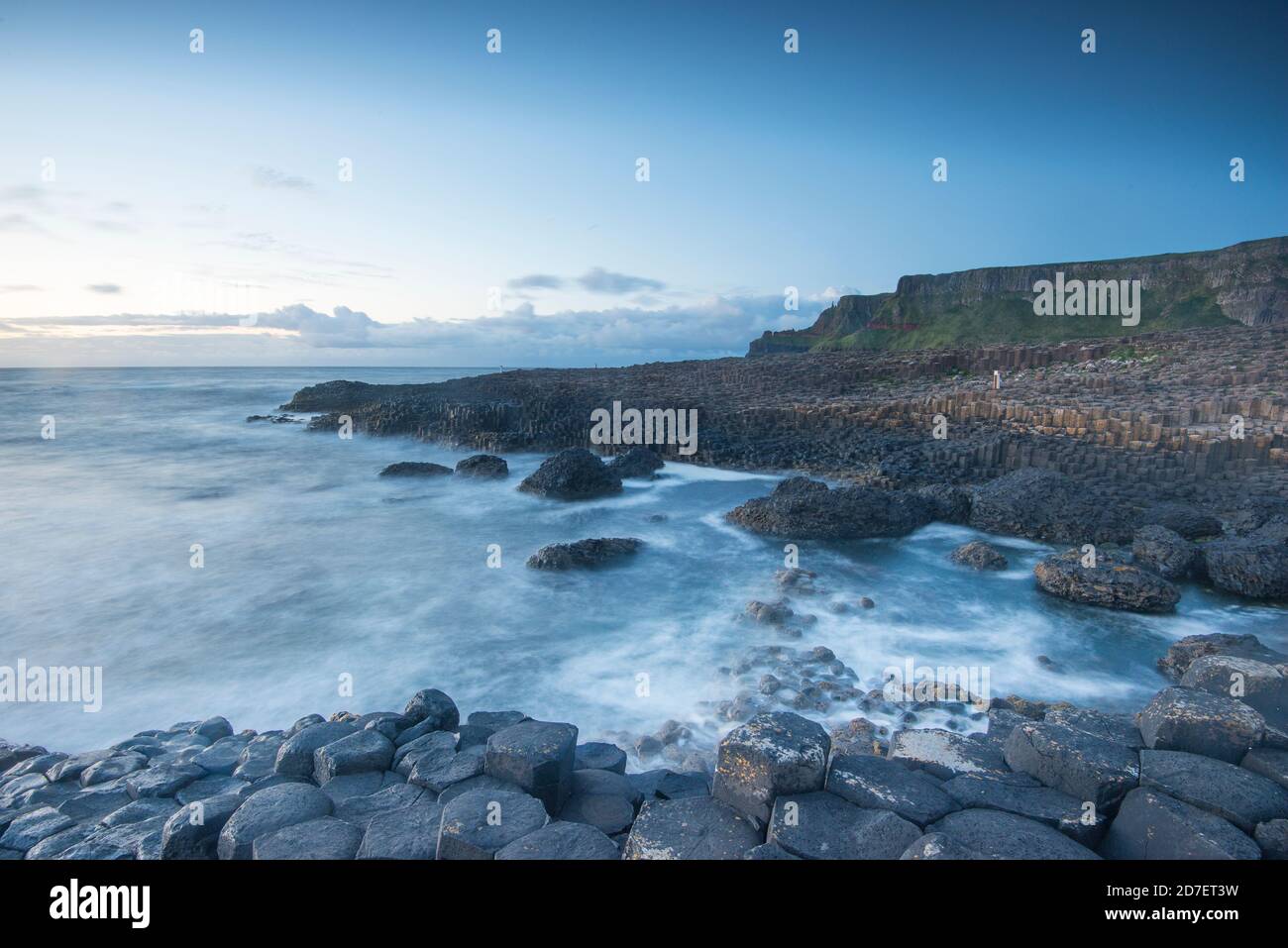 Sonnenuntergang am Giant's Causeway, einem UNESCO-Weltkulturerbe mit rund 40,000 sechseckigen Säulen an der nordirischen Antrim-Küste. Stockfoto