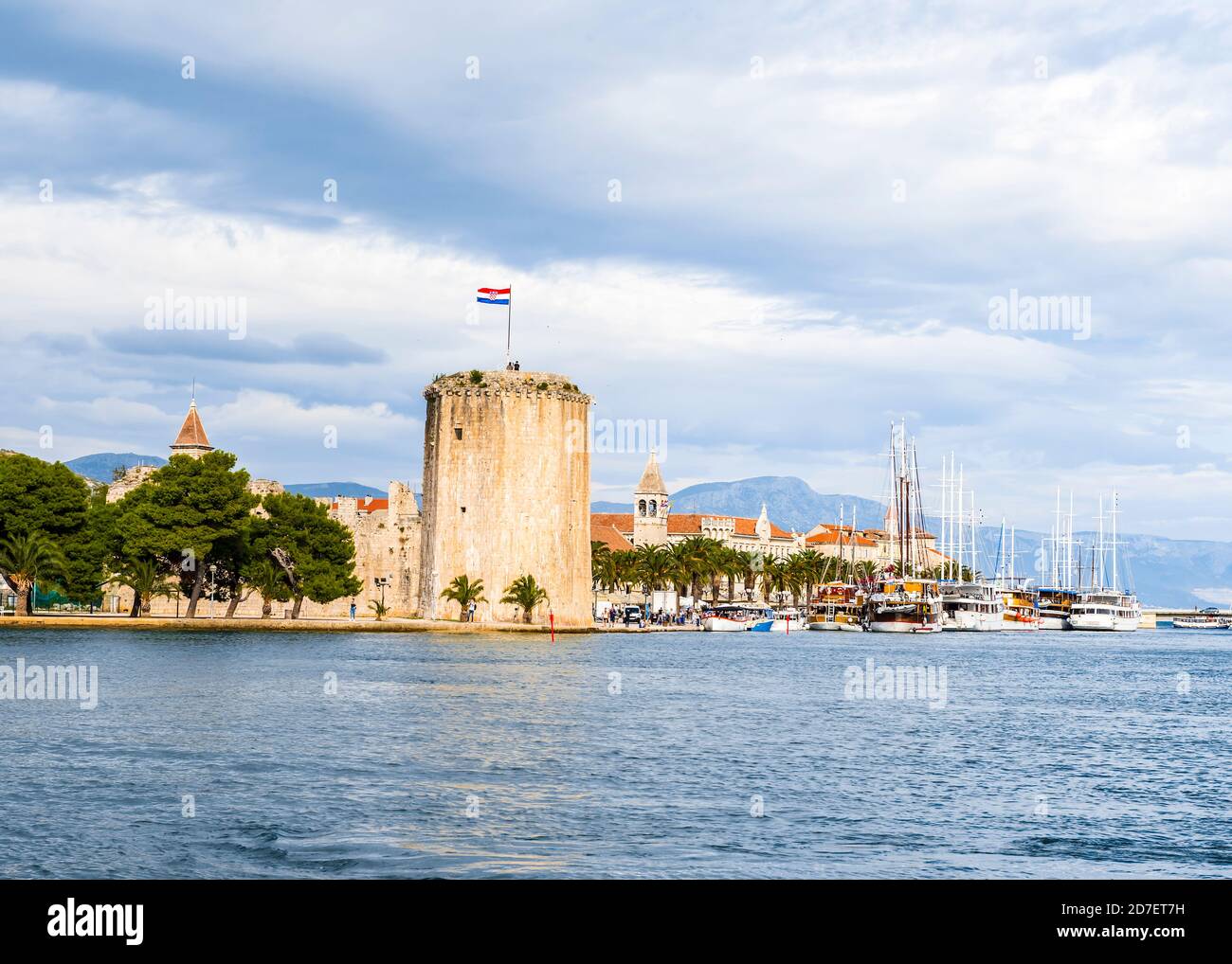 Meerblick auf die mittelalterliche Festung Kamerlengo aus dem 15. Jahrhundert in Trogir, Kroatien Stockfoto