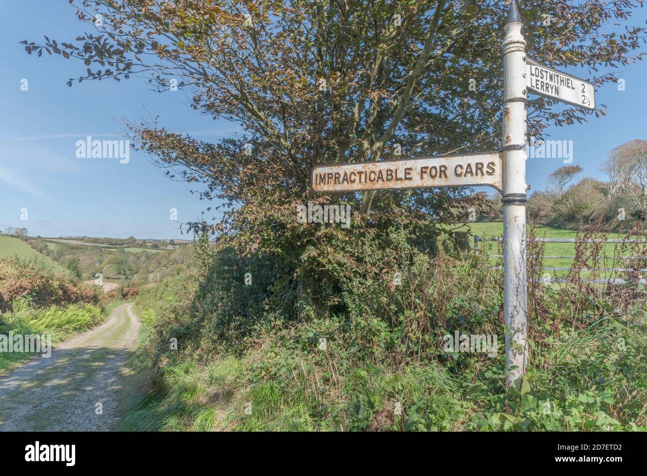 Altes Straßenschild im ländlichen Stil mit Schild "undurchführbar für Autos" in der Nähe von St. Winnow, Cornwall. Landstraße nicht geeignet für Autos, Offroad, unebene Strecke. Stockfoto