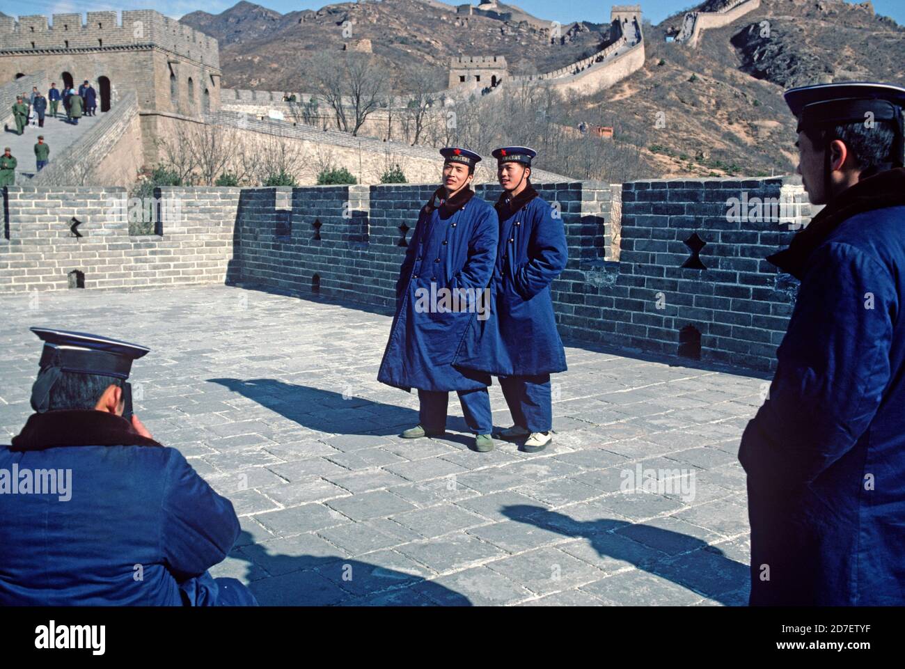 Die Marine der Volksbefreiungsarmee hat ihr Foto auf der Chinesischen Mauer 1980 aufgenommen Stockfoto