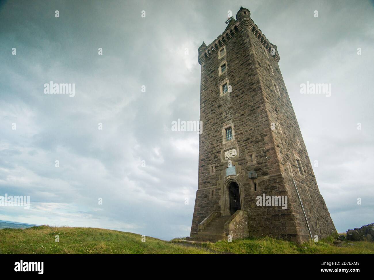 Scrabo Tower, ein 125' hoher Turm mit Turreturnturm in der Nähe von Strangford Lough, County Down, Nordirland. Stockfoto