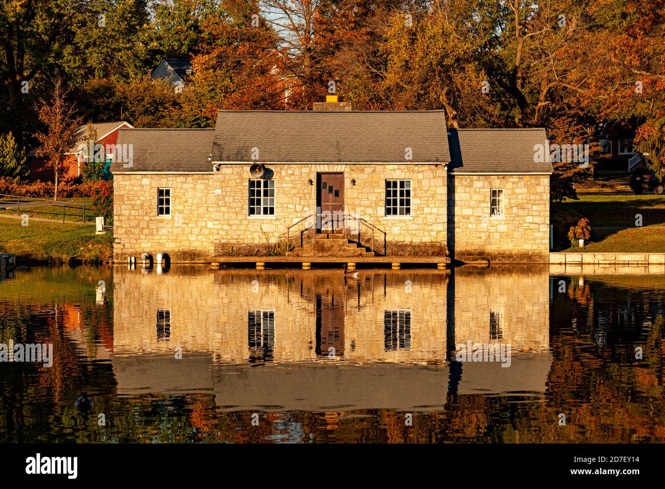 Frederick, MD, USA 10/13/2020: Das historische Steinseehaus am Culler Lake im Baker Park im Herbst. Hintergrund hat Wiese, Bäume, Herbstfarben w Stockfoto