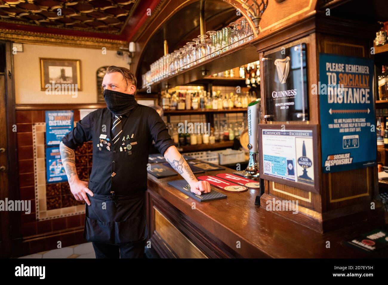 Manchester, Großbritannien. Oktober 2020. Tor beginnt seine Schicht in der Britons Protection Pub vor der Stadt gehen in Tier-3 einer lokalen Sperre. Heute ist der letzte Handelstag für einige lokale Unternehmen, da eine Tier-3-Sperre für die Stadt und die umliegende Region durchgesetzt wurde, um zu versuchen, die Ausbreitung von COVID-19 zu verlangsamen. Kredit: Andy Barton/Alamy Live Nachrichten Stockfoto