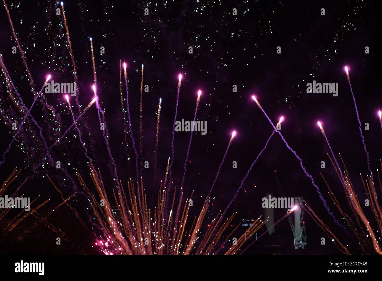 Feuerwerk, Feuerwerk-Rakete, Bonfire Night (Guy Fawkes Night) im Battersea Park, London Stockfoto