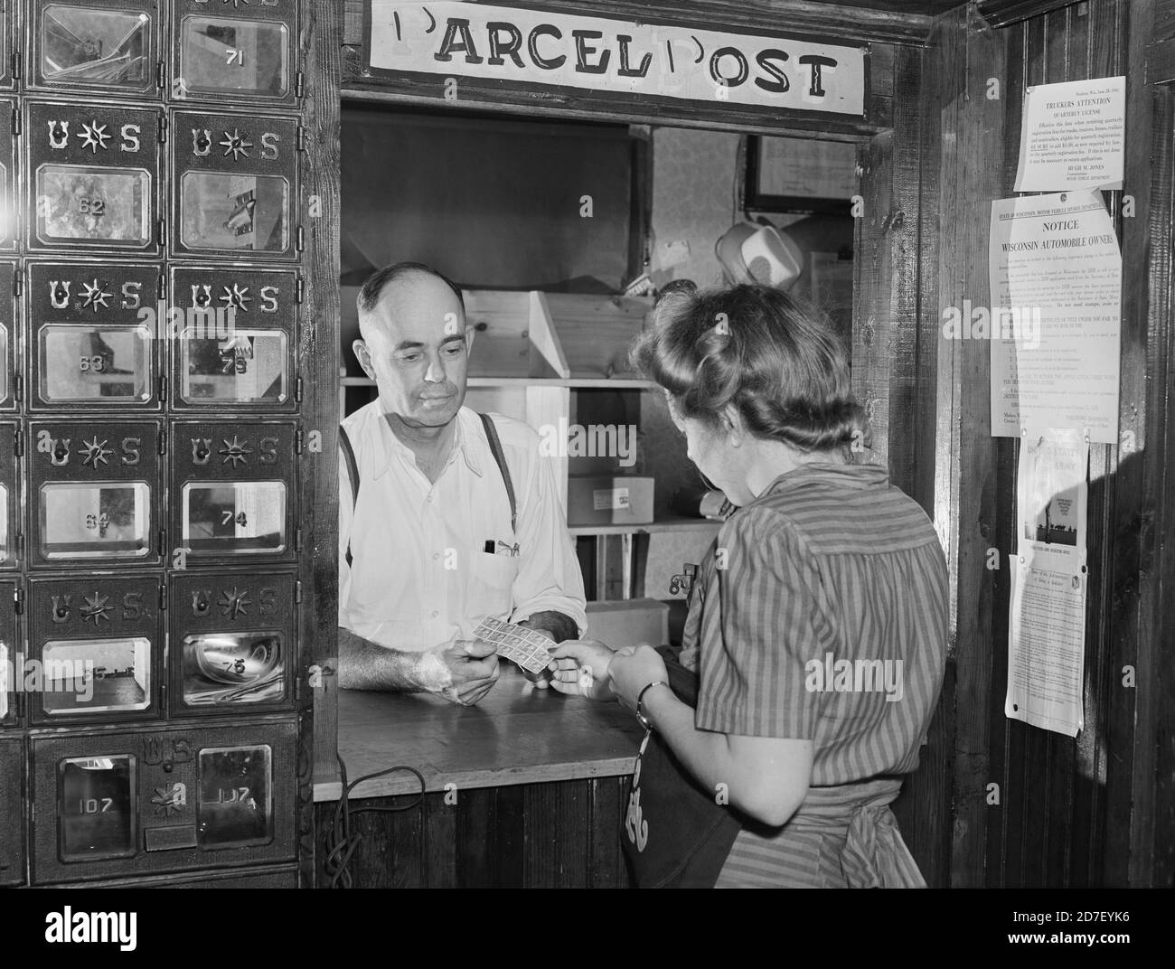 Frau kauft Briefmarken in Post Office, Siren, Wisconsin, USA, John Vachon, U.S. Office of war Information, Juli 1941 Stockfoto