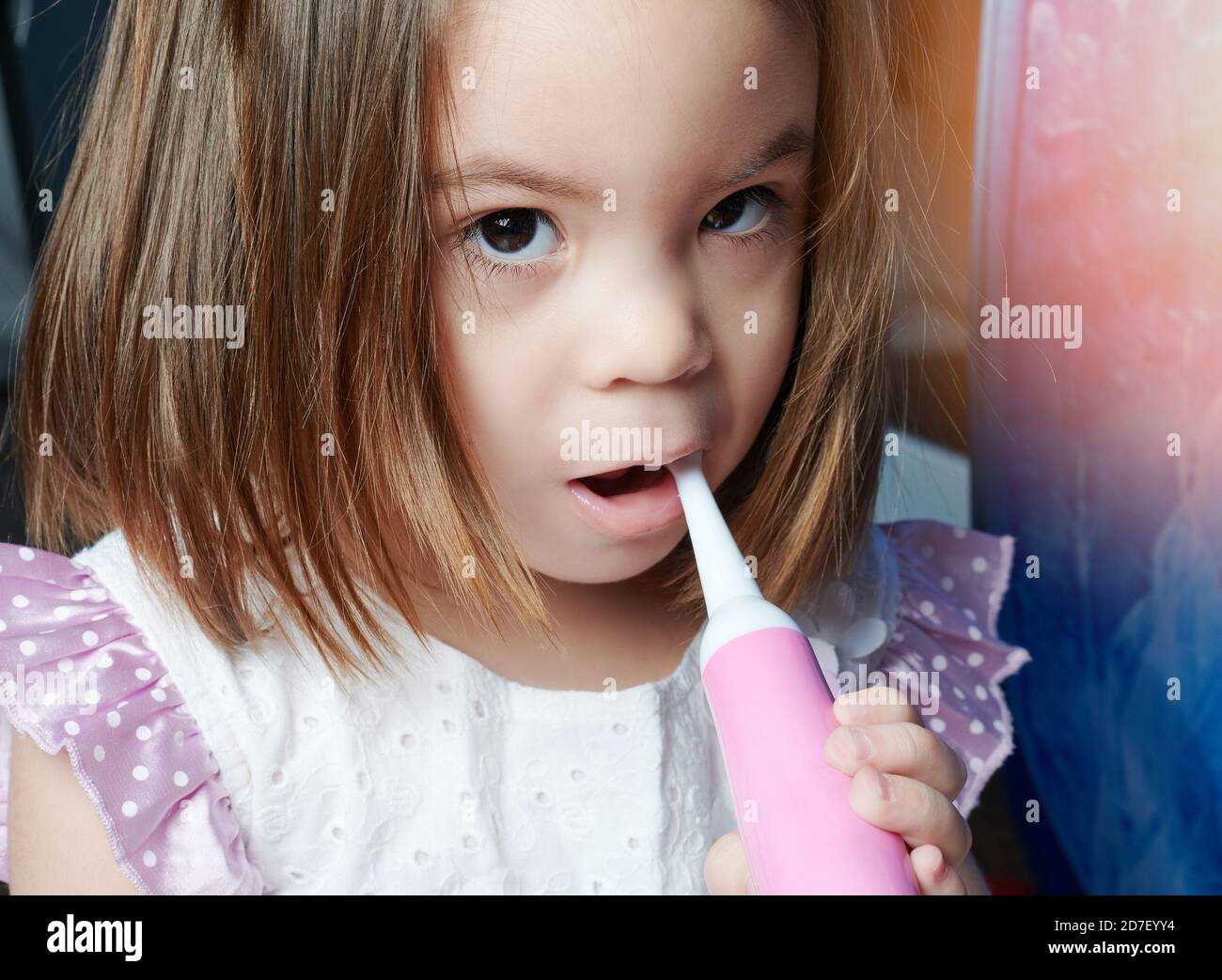 Lernen Pinsel kleines Kind Mädchen Nahaufnahme Porträt. Kinder Zahnmedizin Thema Stockfoto