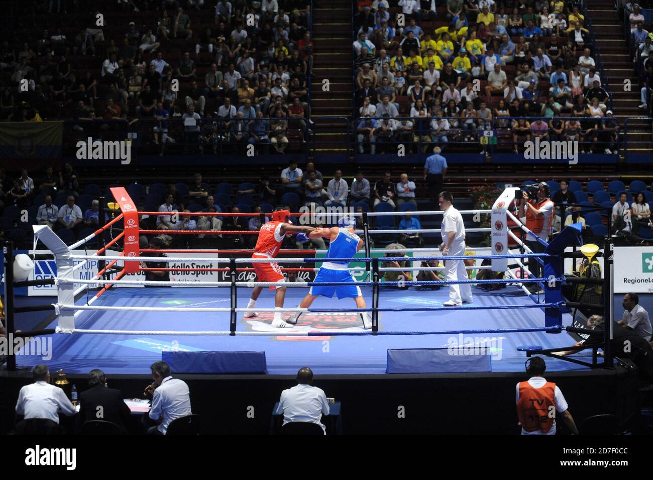 Boxer kämpfen während eines Amateur-Boxkampfes während der AIBA World Boxing Champioship in Mailand 2009. Stockfoto