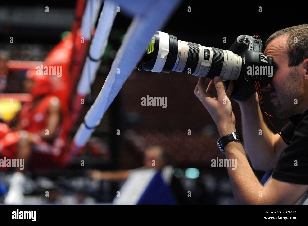 Professioneller Fotograf, der am Rand des Ring fotografiert, während eines Amateur-Boxkampfes während des AIBA World Boxing Champioship in Mailand 2009. Stockfoto