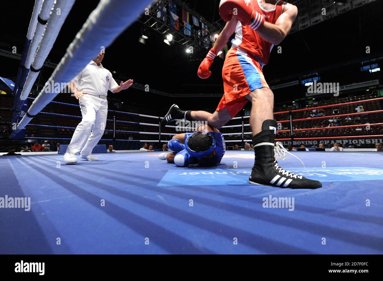 Boxer's Knock out, während eines Amateur-Boxkampf während der AIBA World Boxing Champioship in Mailand 2009. Stockfoto