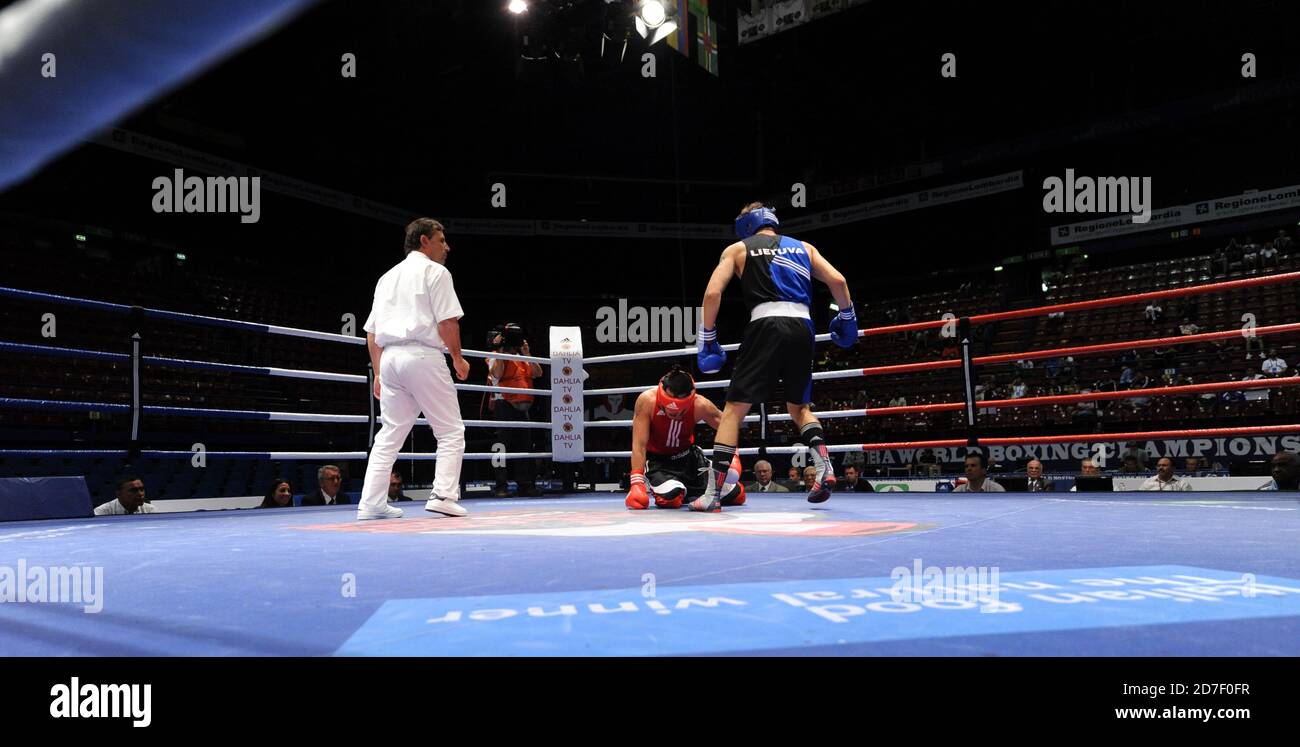 Boxer knock out, während eines Amateur-Boxkampf während der AIBA World Boxing Champioship in Mailand 2009. Stockfoto