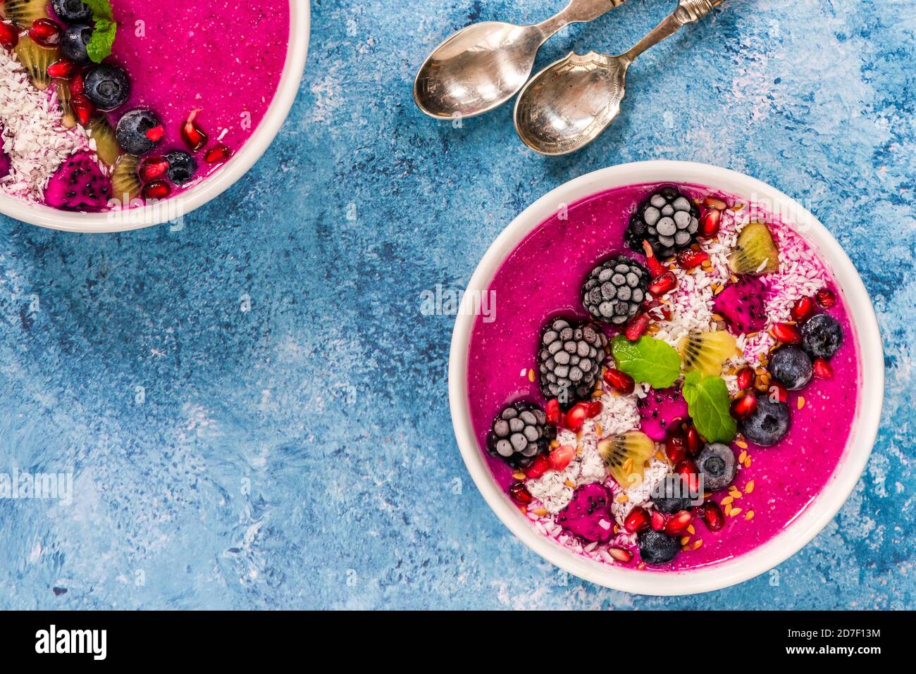 Pink Pitaya Smoothie Schalen mit Obst, Kokosflocken und Leinsamen - gesunde  Frühstücksidee. Overhead-Ansicht Stockfotografie - Alamy
