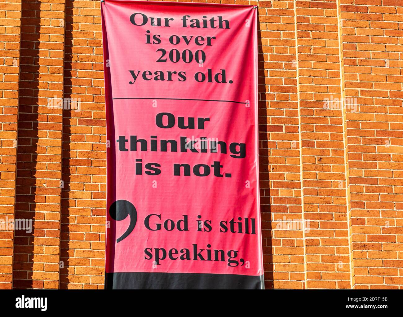 Frederick, MD, USA 10/13/2020: Ein Banner an der Außenwand der Vereinigten Kirche Christi gibt eine moderne, einladende Botschaft, die sagt, dass ihr Denken ist oben Stockfoto