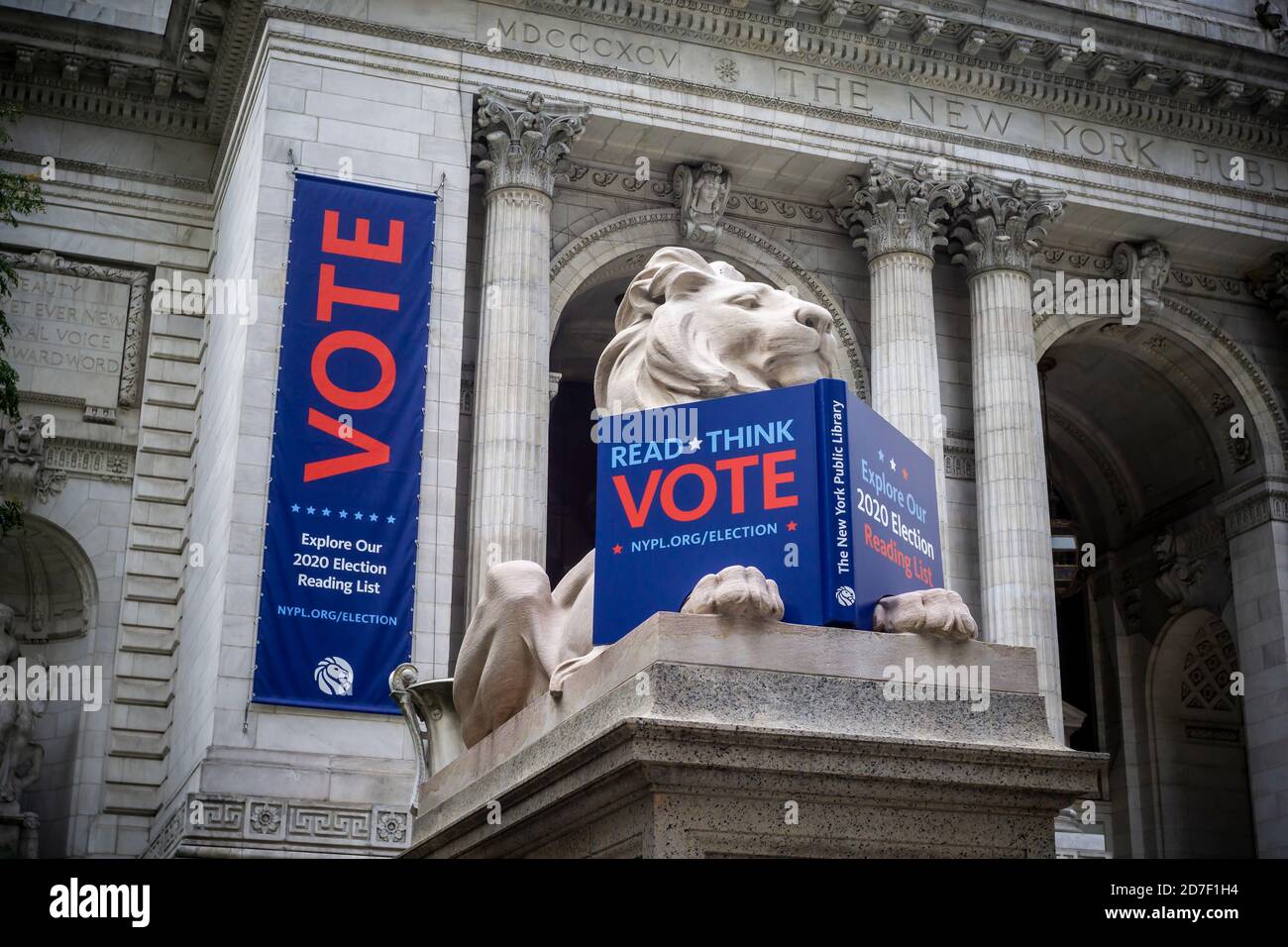 Die New York Public Library Lions erinnern die Menschen an die bevorstehenden Wahlen am Sonntag, den 18. Oktober 2020. (© Richard B. Levine) Stockfoto