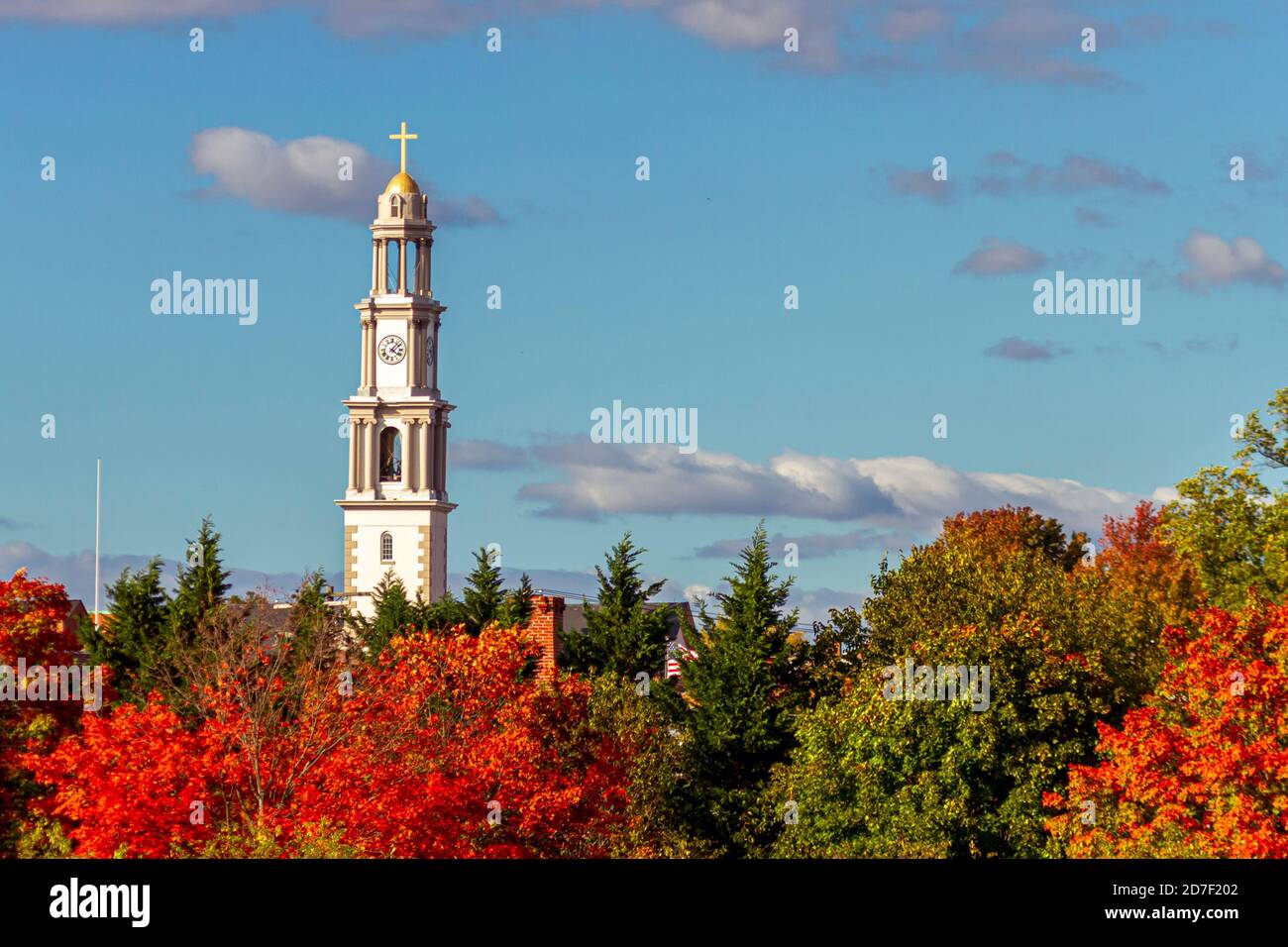 Eine malerische Aussicht auf Frederick an einem sonnigen Nachmittag im Herbst. Das höchste Gebäude in der Stadt (Glockenturm der St. John the Evangelist Catholic Church) Türme ein Stockfoto