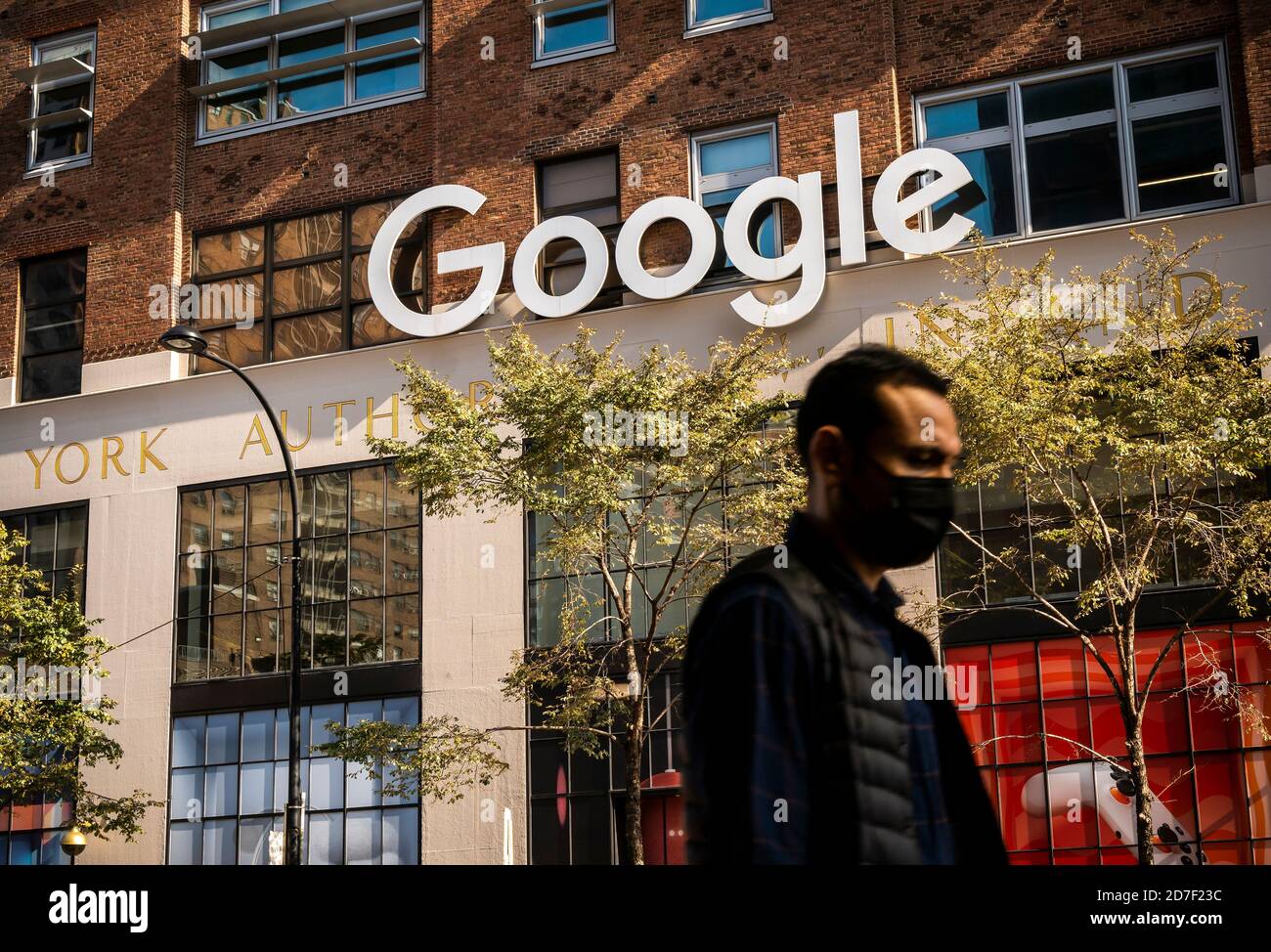 Das Zeichen auf der Google-Büros in New York am Dienstag, 20. Oktober 2020. Heute reichte das US-Justizministerium Klage gegen Google wegen Verstoßes gegen Kartellgesetze in Bezug auf Internetrecherchen und Werbung ein. (© Richard B. Levine) Stockfoto
