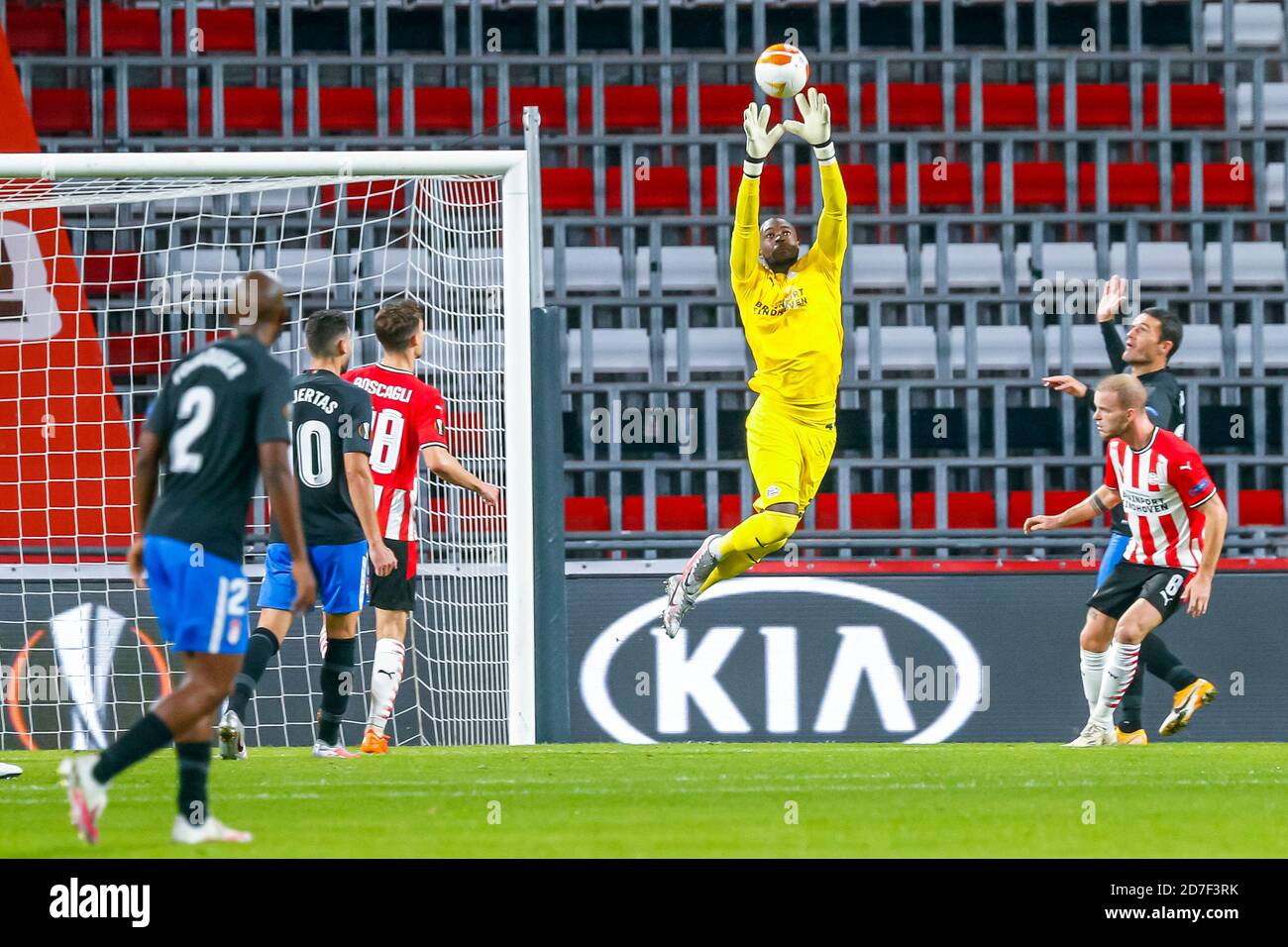 EINDHOVEN, 22-10-2020, Philips Stadion, Stadion des PSV, Europa League Saison 2020-2021. PSV - Granada Safe von PSV-Torwart Yvon Mvogo Credit: Pro Shots/Alamy Live News Stockfoto