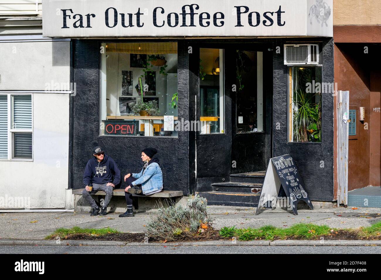 Paar außerhalb von Far Out Coffee Post, East Vancouver, Vancouver, British Columbia, Kanada Stockfoto