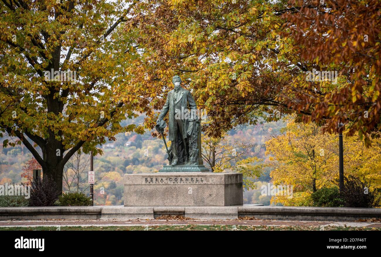 Ithaca New York - 18. Oktober 2020: Statue von Ezra Cornell mit Maske auf dem Campus der Cornell University Stockfoto