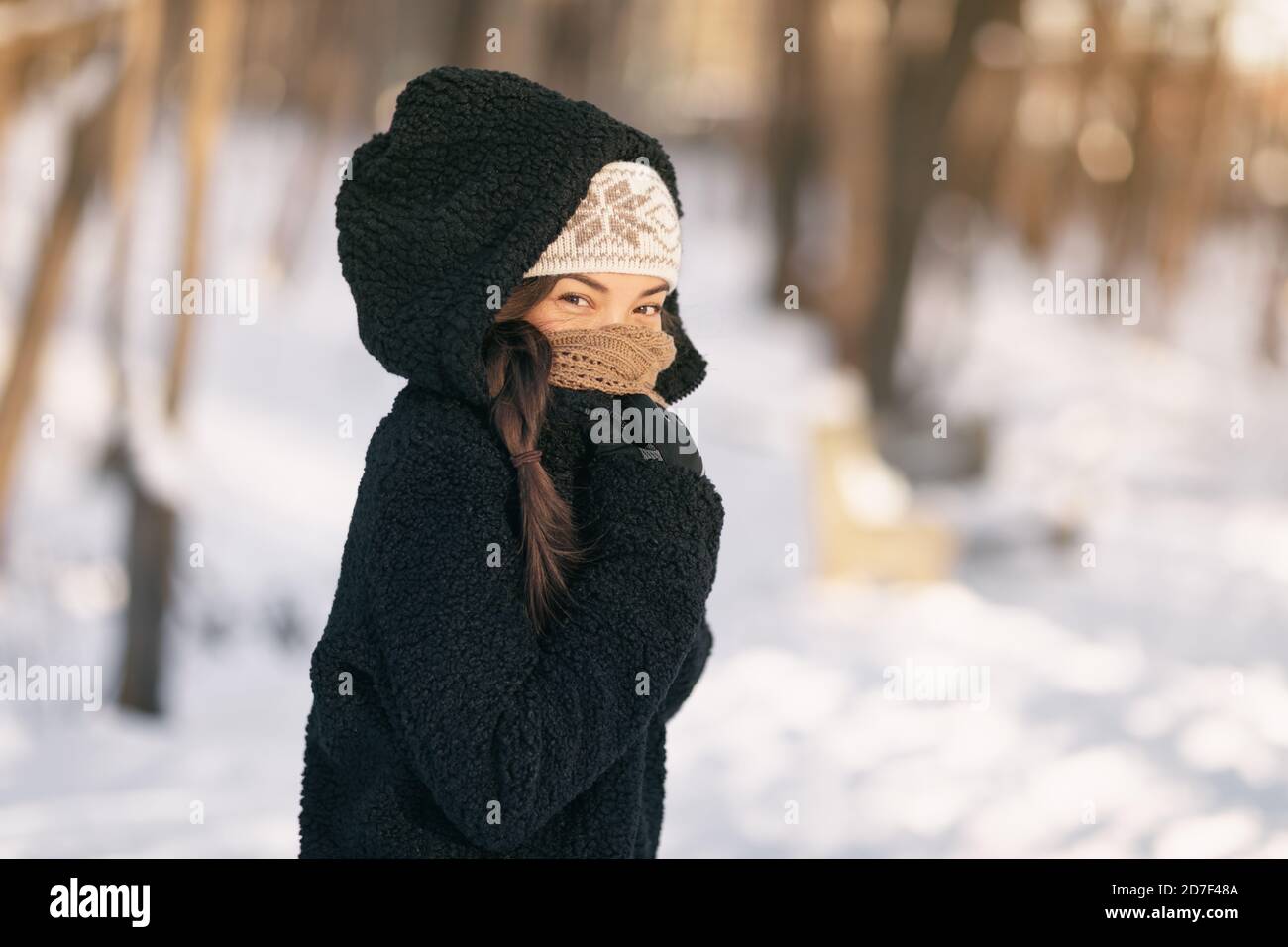 Kalt Winter Schutz asiatische Frau Schutz der Haut über Nase und Mund mit warmen Schal - kaltes Wetter Kleidung Accessoires im Freien Menschen leben Stockfoto