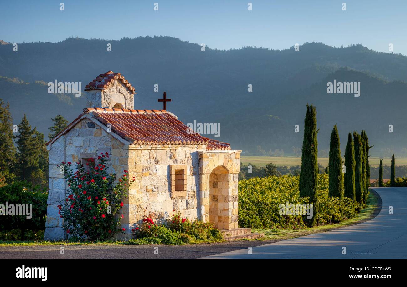 Gebetskapelle in den Weinbergen von Castello di Amorosa im Napa Valley, Kalifornien, USA Stockfoto