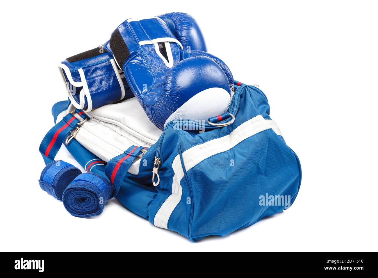 Sporttasche und Boxhandschuhe mit Bandagen isoliert auf weißem Hintergrund. Stockfoto