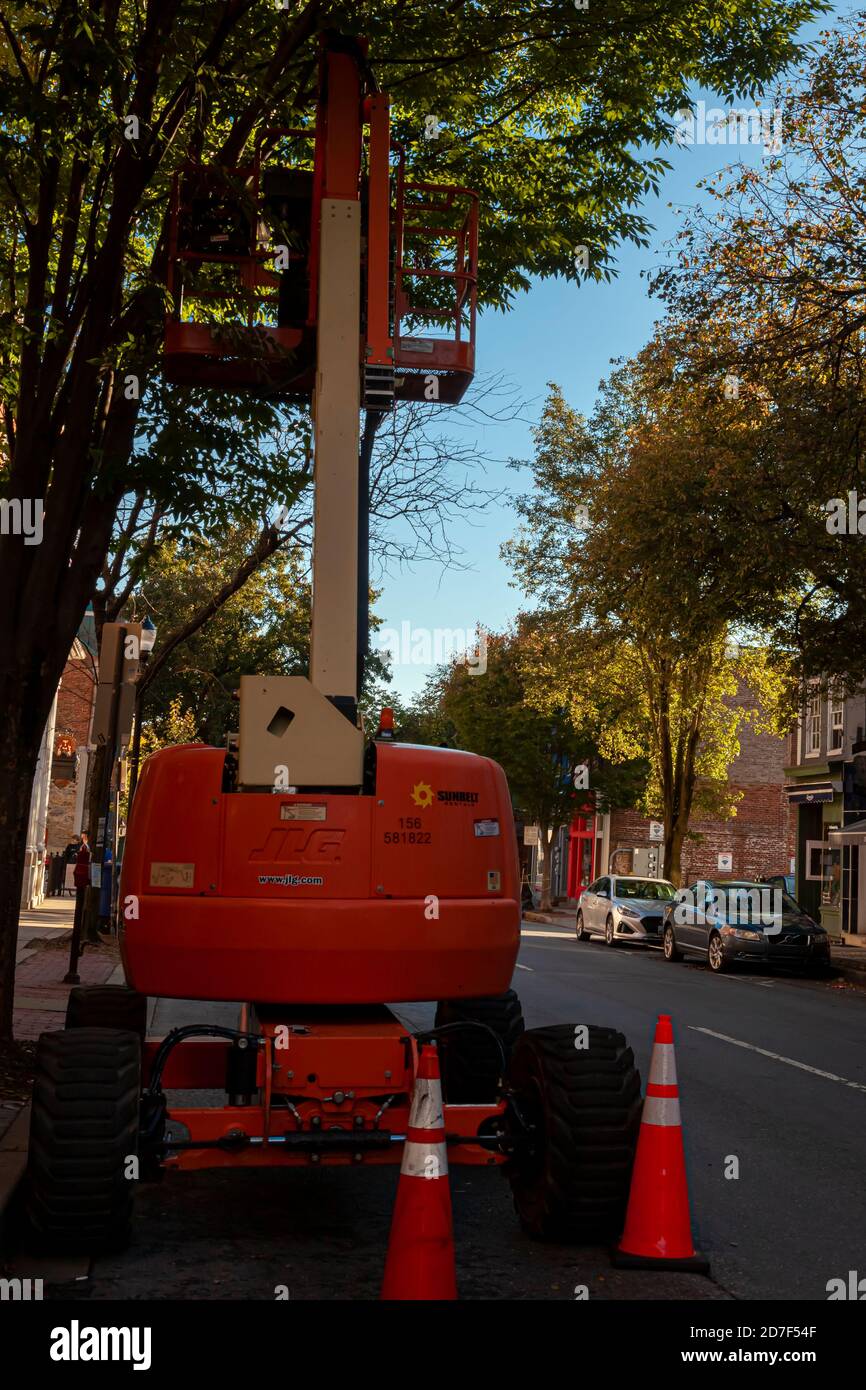 Frederick, MD, USA 10/13/2020: Nahaufnahme eines hydraulischen Teleskopauslegers von JLG, auch bekannt als Kirschpflücker, der an einer Straße unter einer Tre geparkt ist Stockfoto