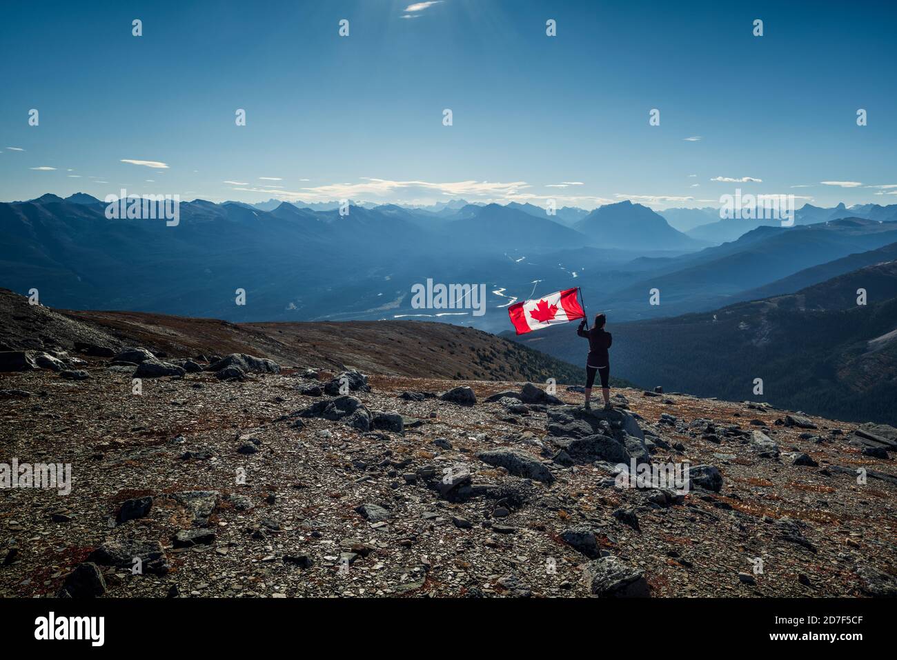 Frau mit kanadischer Flagge in den kanadischen Rocky Mountains (Rockies) im Jasper National Park, Alberta, Kanada. Stockfoto