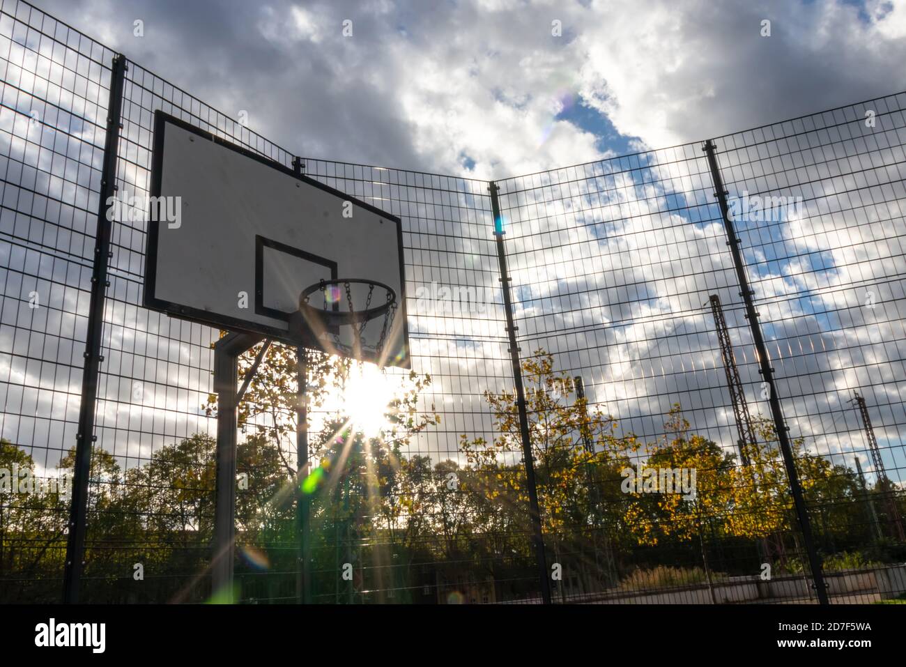 Basketball-Action mit einem fliegenden Ball aus dem Training und Üben Sie zu werfen und schlagen Sie den Basketball in den Basketball Korb für Erfolg und Sieg Stockfoto