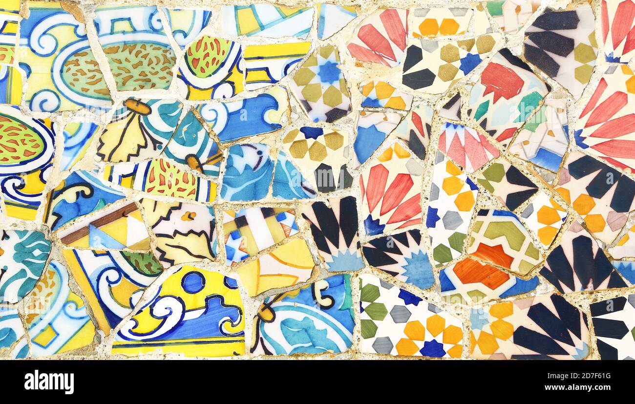 Zerbrochene Fliesen im Park Guell, Barcelona Stockfoto