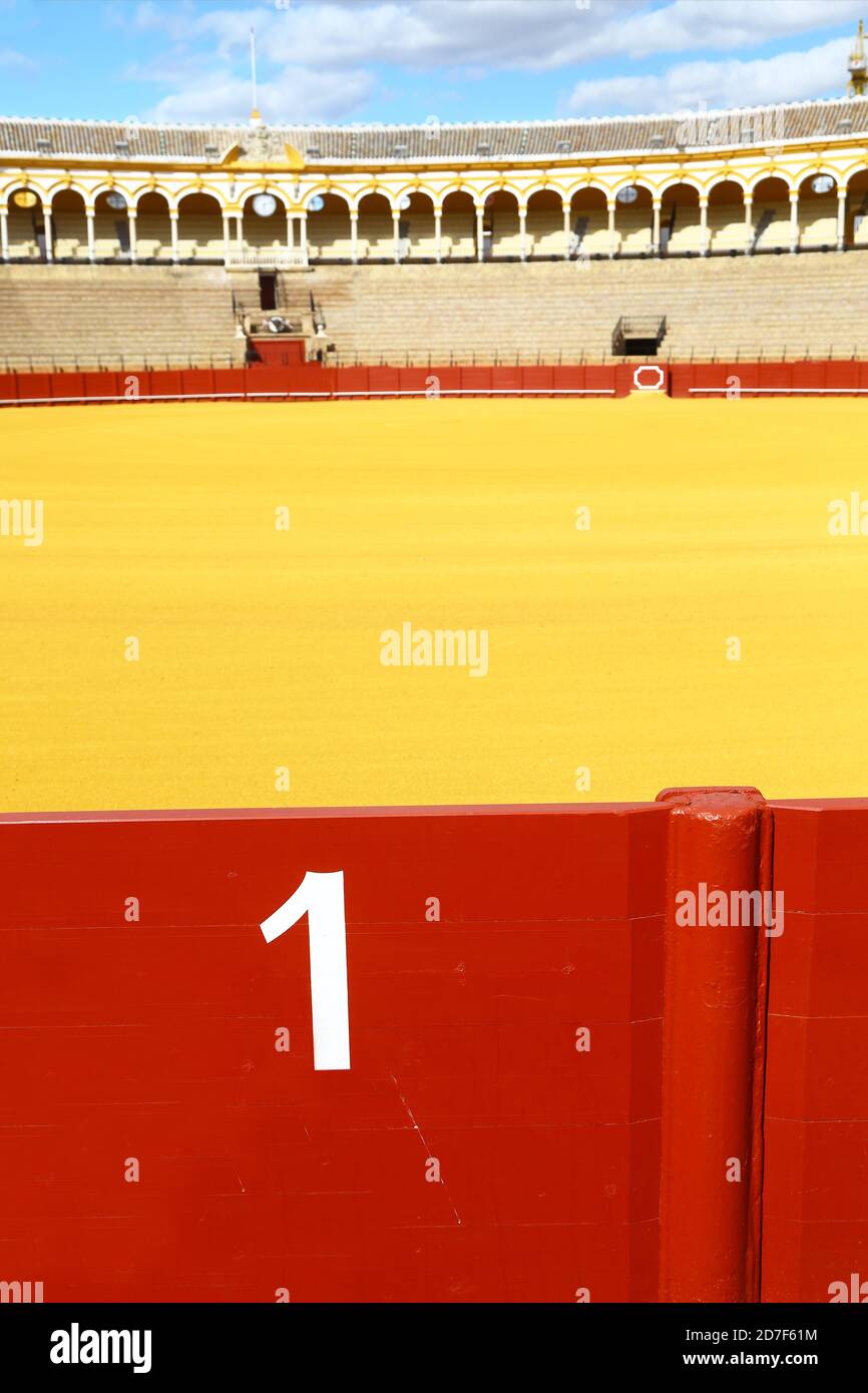 Stierkampfarena in Sevilla, vertikal. Das Gelb des Sandes und das Rot des Zauns sind die Farben der spanischen Flagge. Stockfoto