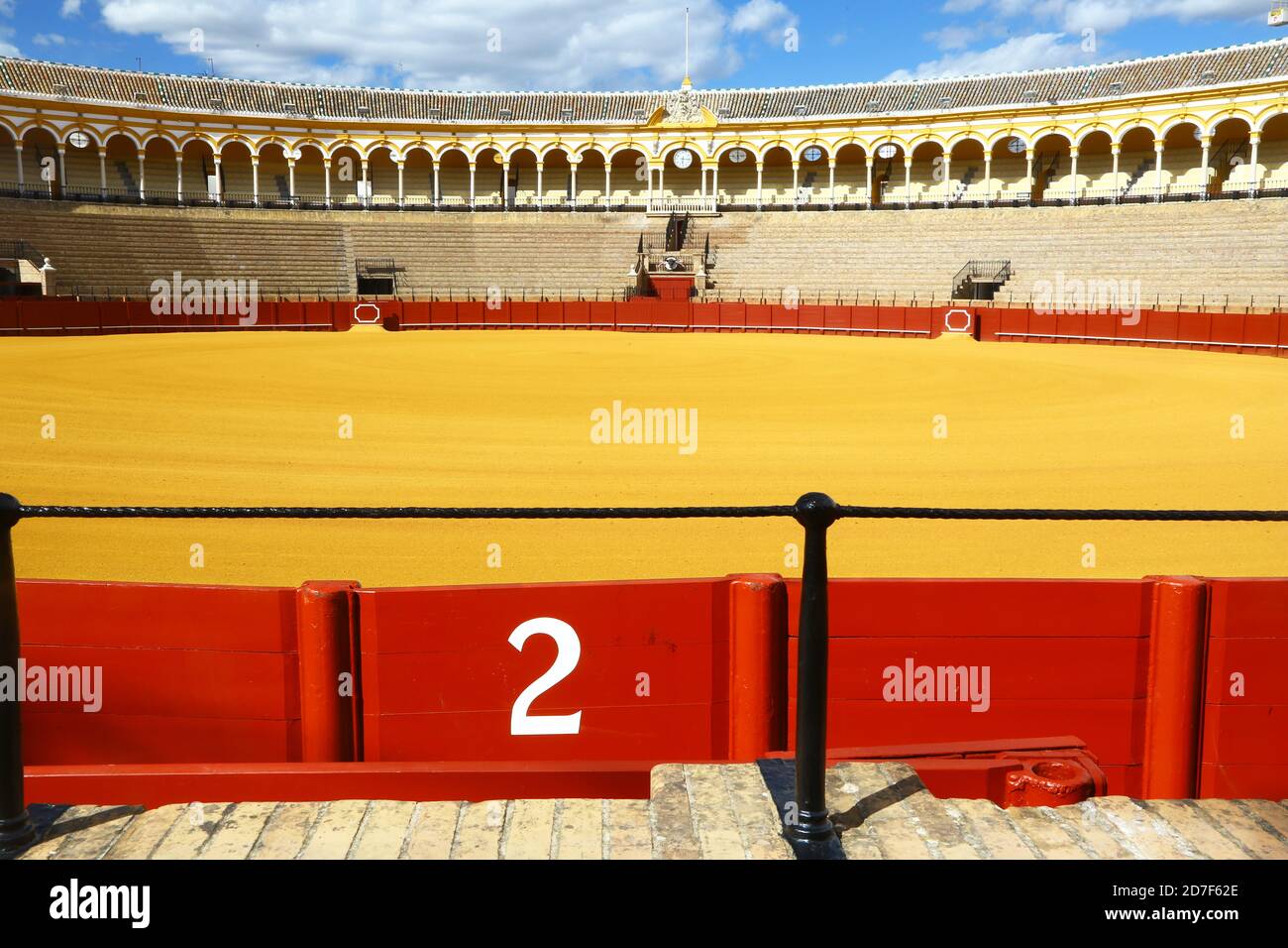 Stierkampfarena von Sevilla. Das Gelb des Sandes und das Rot des Zauns sind die Farben der spanischen Flagge. Stockfoto