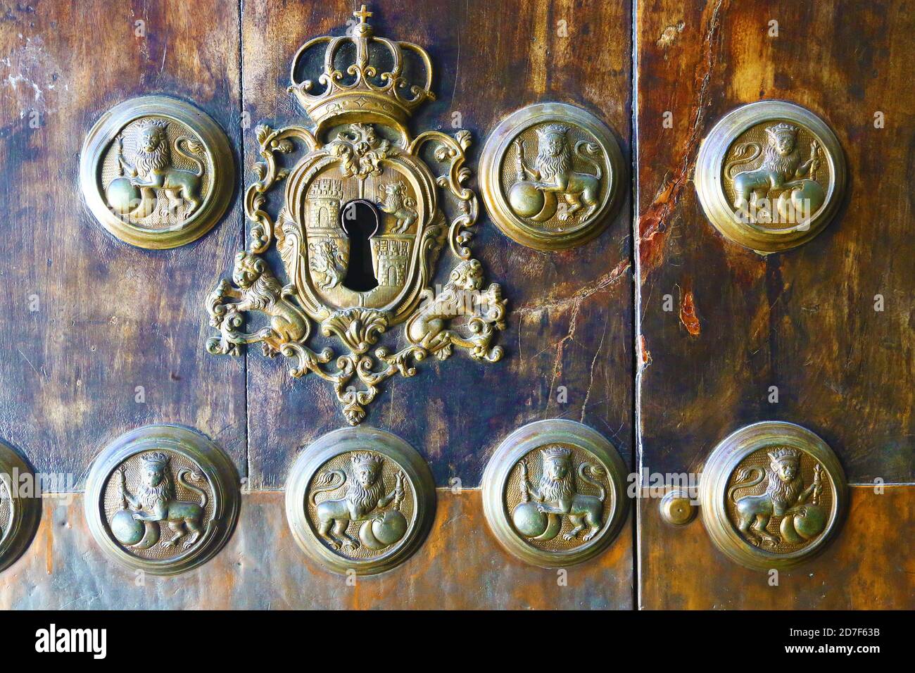 Detail einer sehr alten Tür in Sevilla, Spanien Stockfoto