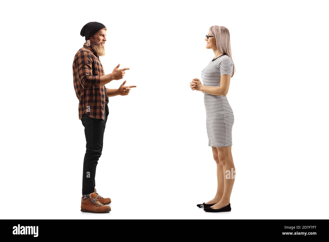 Ganzkörperaufnahme eines bärtigen jungen Mannes im Stehen Und im Gespräch mit einer jungen blonden Frau isoliert auf weiß Hintergrund Stockfoto