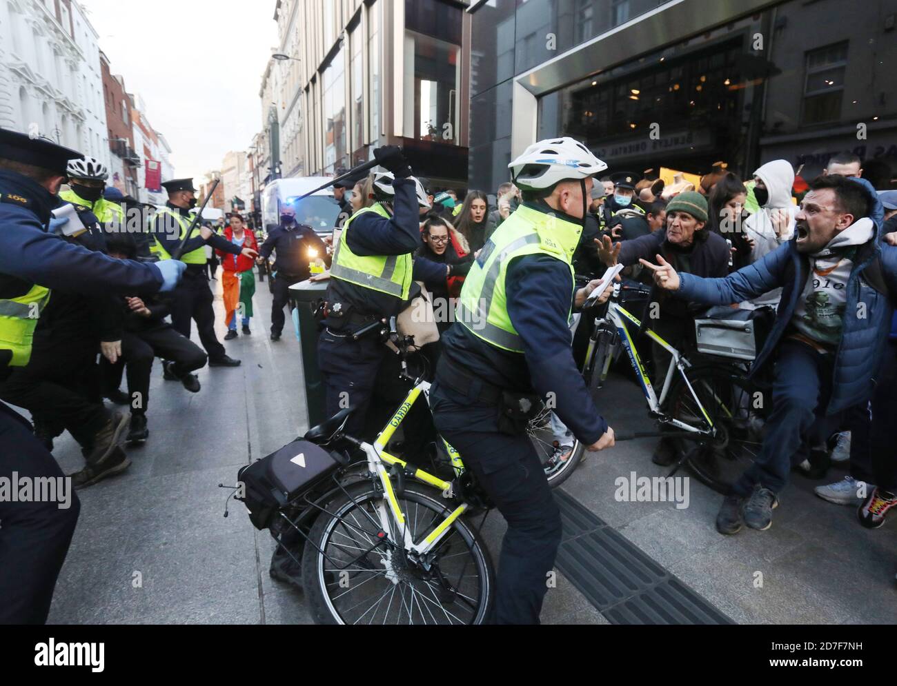 Dublin, Irland. Oktober 2020. 22/Oktober/2020. Tag der landesweiten Absperrung der Stufe 5. Ein Anti-Lockdown-Anti-Maskenprotest wird heute gewalttätig, da Demonstranten in der Grafton Street, Dublin, Irland, von Gardai (irische Polizei) verhaftet werden, nachdem sie durch die Stadt marschiert und den Verkehr blockiert haben. Foto: Leah Farrell/RollingNews.ie Quelle: RollingNews.ie/Alamy Live News Stockfoto