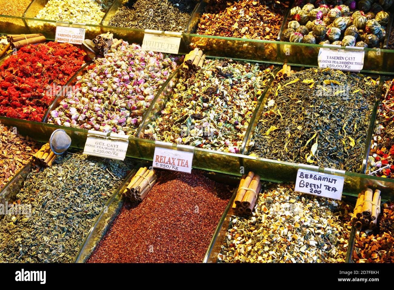 Verschiedene Teesorten im Großen Basar in Istanbul Stockfoto