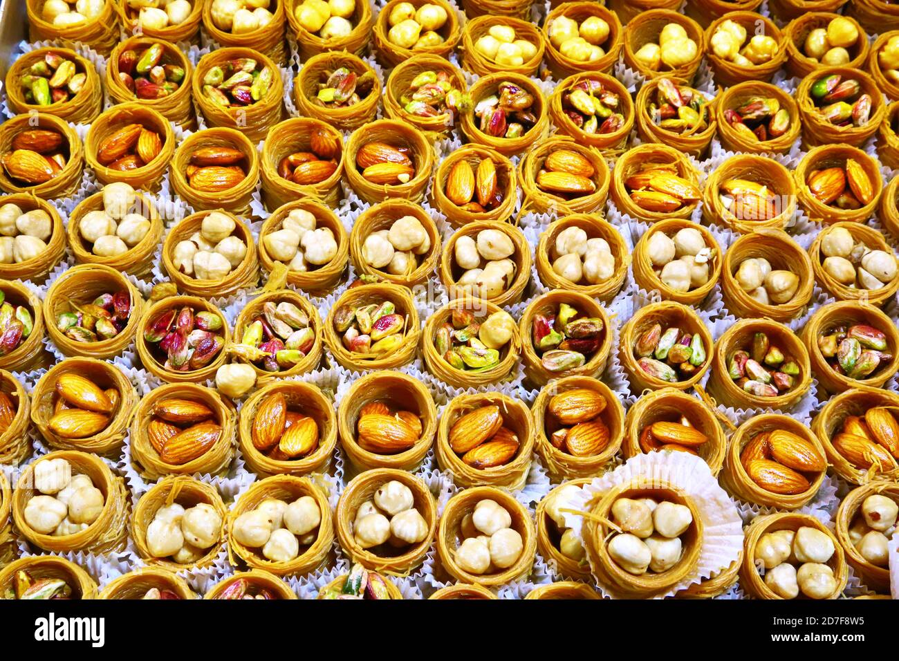 Turkish Delight Süßigkeiten am Gewürzmarkt oder großen Basar in Istanbul Türkei Stockfoto