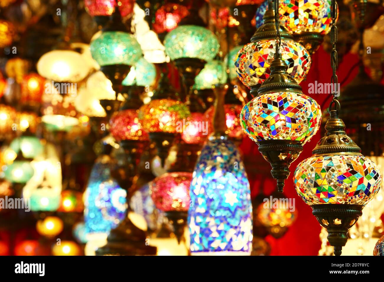 Türkische Lichter im Großen Basar, Istanbul. Stockfoto