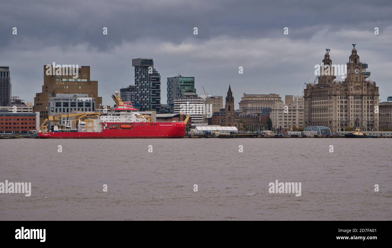 Das RRS Sir David Attenborough an Liverpools zum UNESCO-Weltkulturerbe gehörende Uferpromenade Am Tag nach dem Verlassen Schiffbauer Cammell Laird Stockfoto