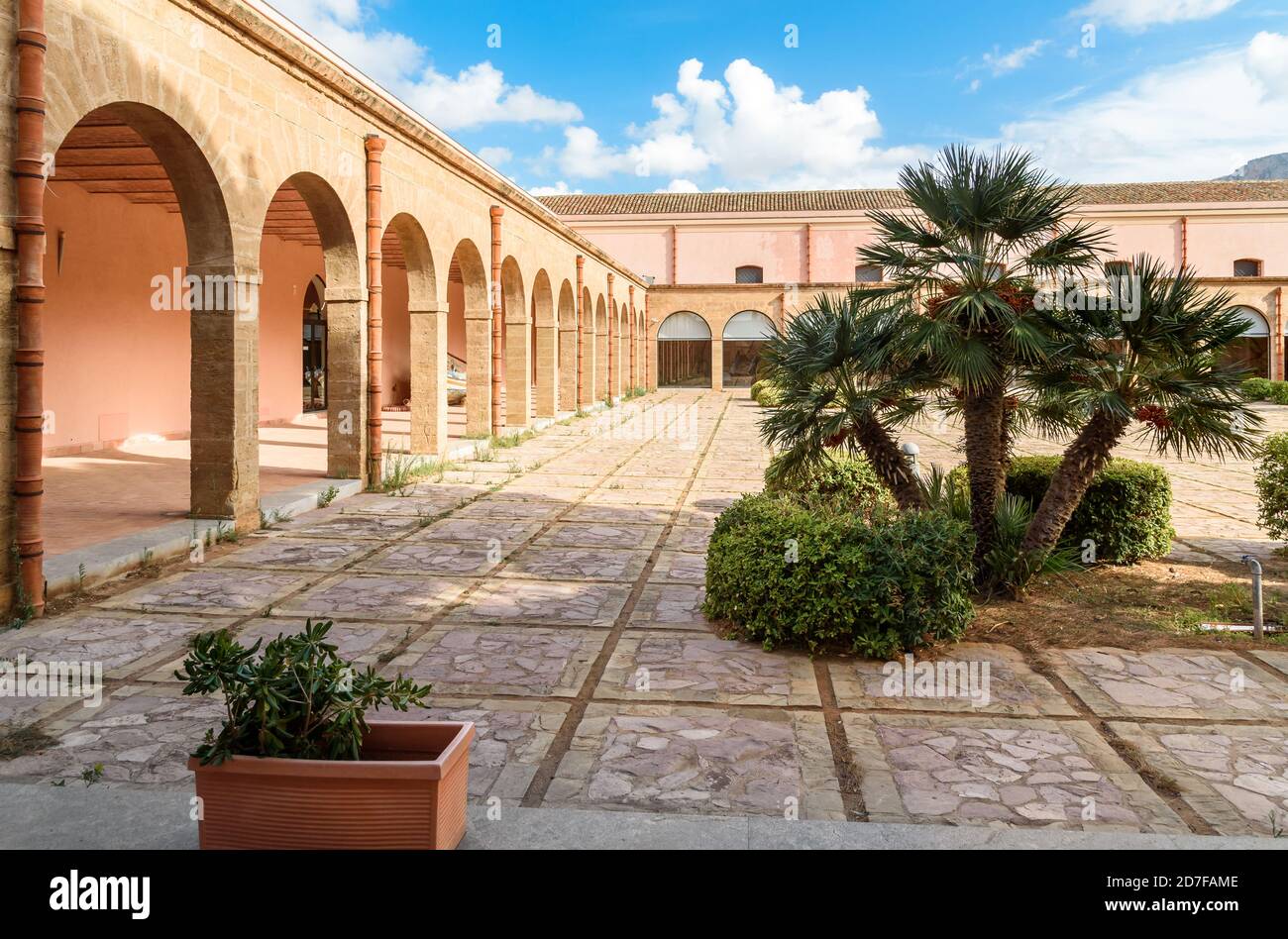 Terrasini, Sizilien, Italien - 26. September 2020: Palast von Aumale, das Regionale Museum für Naturgeschichte in Terrasini, Provinz Palermo. Stockfoto