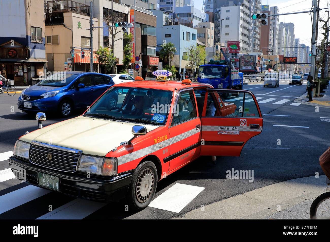 Taxi-Taxi mit automatischer Tür an einer Straßenecke Ryogoku.Sumida Ku.Tokyo.Japan Stockfoto