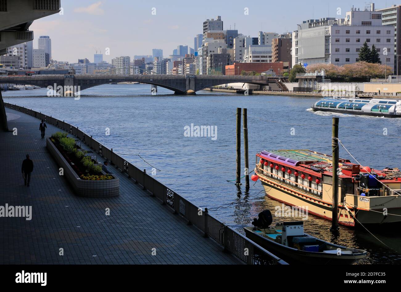 Sumida Fluss mit Kuramae Brücke im Hintergrund.Ryogoku Bezirk.Sumida Ku.Tokyo.Japan Stockfoto