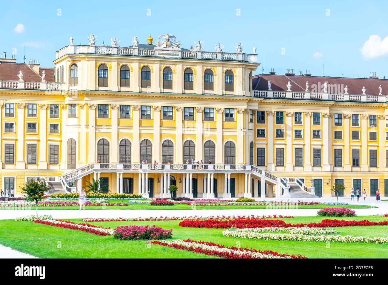 WIEN, ÖSTERREICH - 23. JULI 2019: Schloss Schönbrunn, Deutsch: Schloss Schönbrunn, und großer Parterre - Französischer Garten mit schönen Blumenbeeten, Wien, Österreich Stockfoto