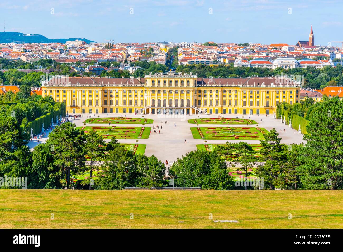 WIEN, ÖSTERREICH - 23. JULI 2019: Schloss Schönbrunn, Deutsch - Schloss Schönbrunn, und großer Parterre Französischer Garten mit schönen Blumenbeeten in Wien, Österreich Stockfoto